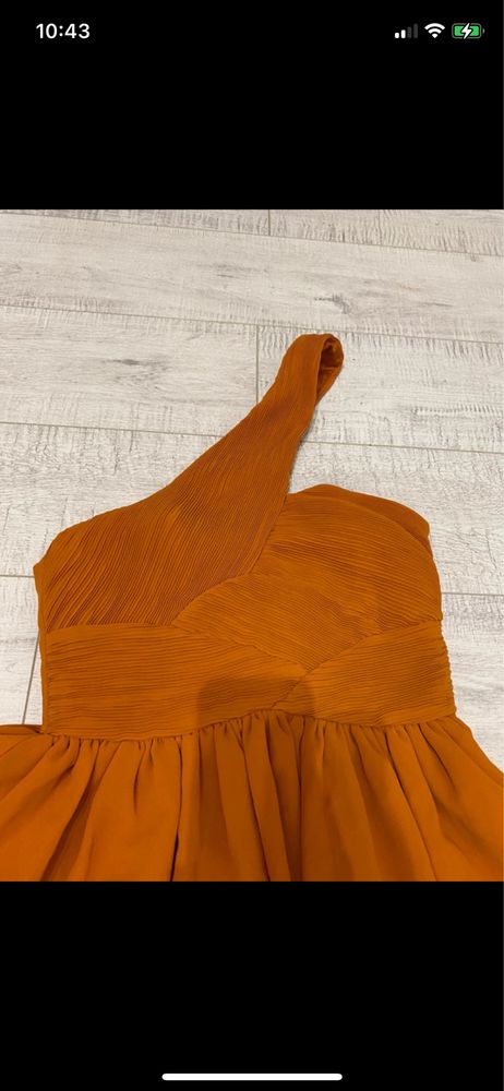 Pomarańczowa sukienka na jedno ramię