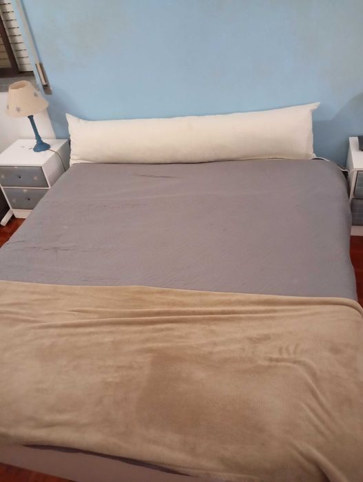 Vendo cama King 190/220 com mesas de cabeceira estrado e colchao