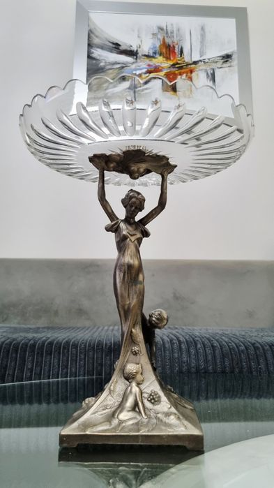 Posrebrzana i sygnowana patera z postacią kobiety i 2 dzieci, secesja