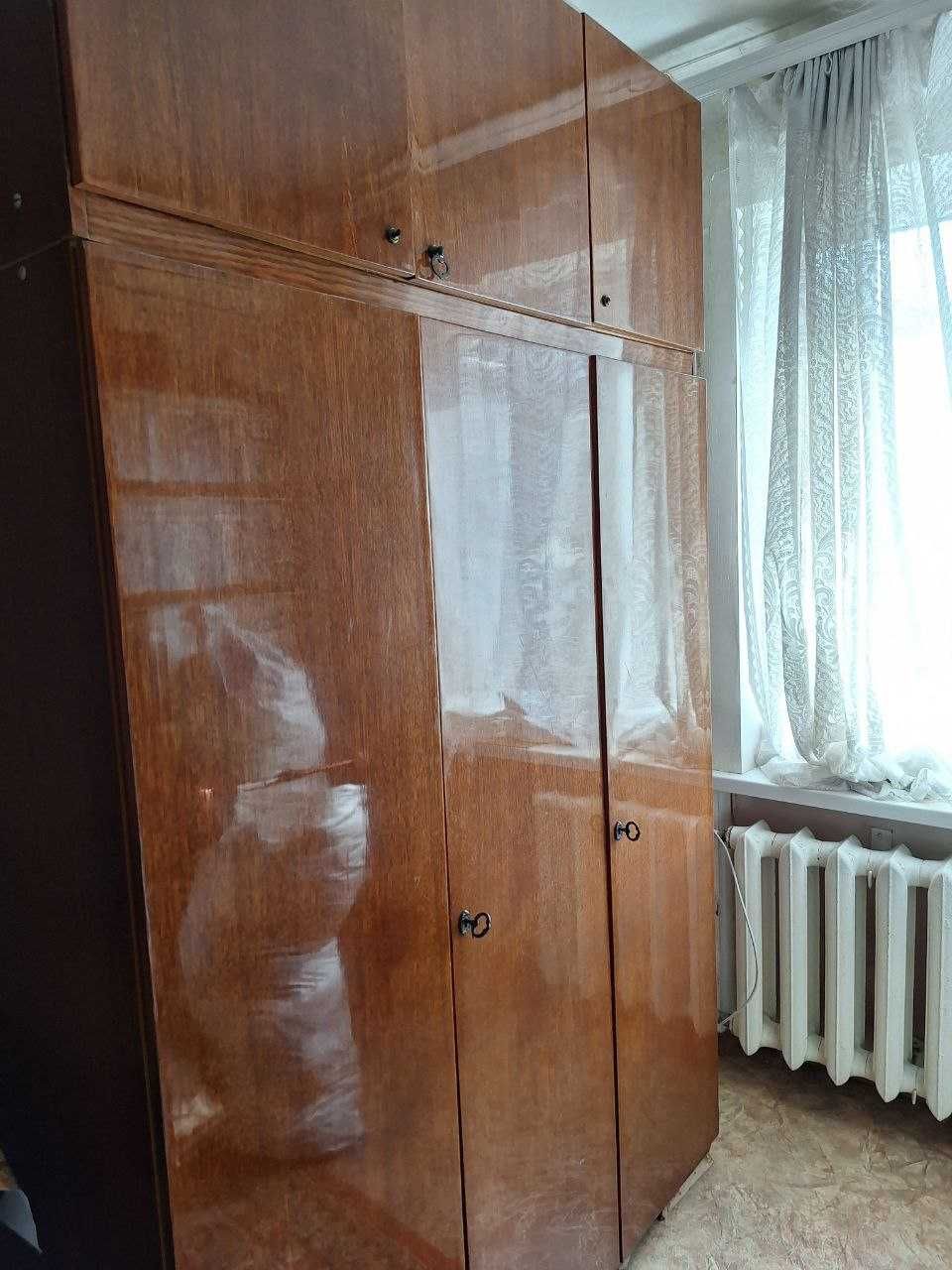 Трех-дверный шкаф с антресолями
