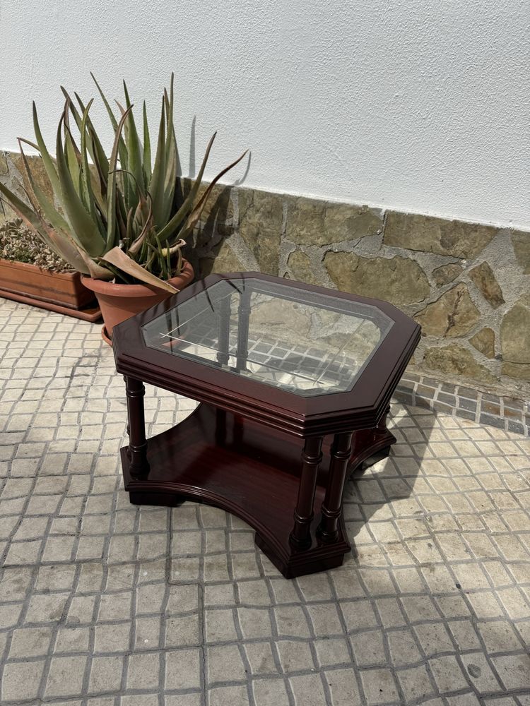 Mesa de centro em madeira com vidro