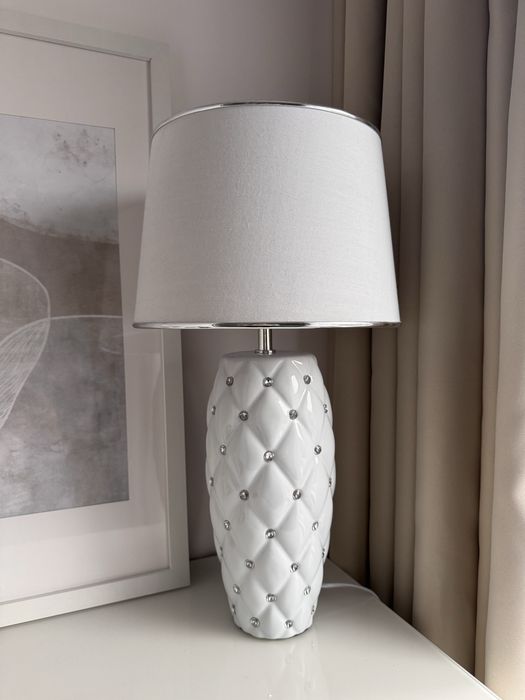 Lampa biala z srebrnymi dodatkami