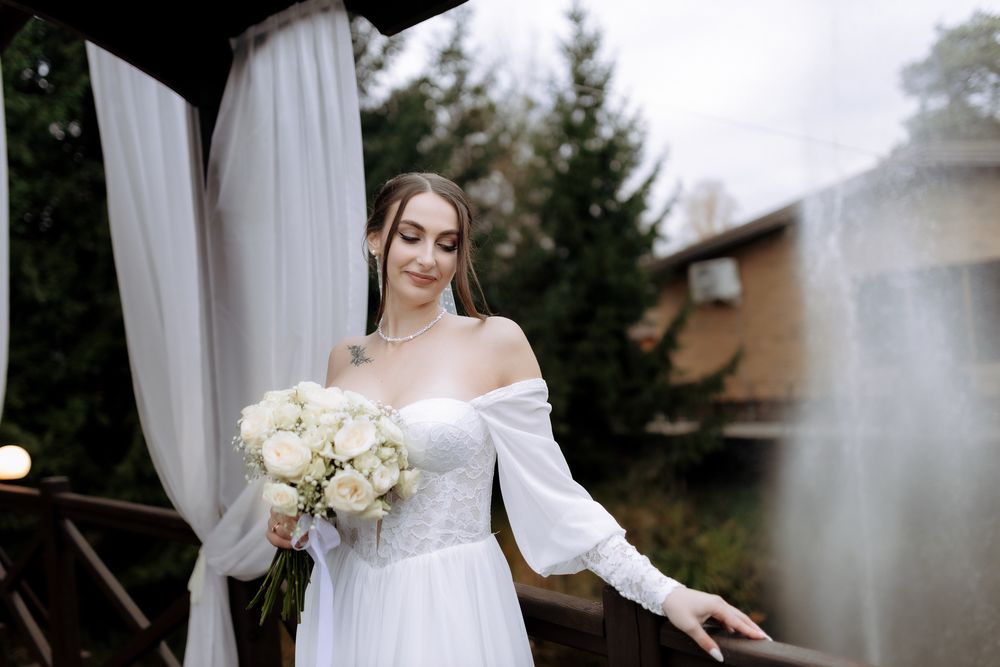 Весільна сукня з розрізом