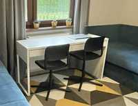 Biurko Ikea Micke białe i dwa krzesła obrotowe Smallen Ikea