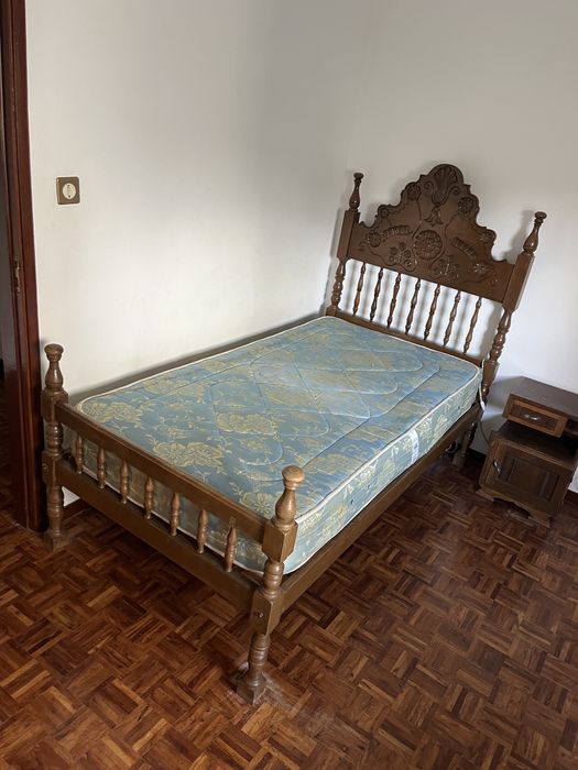 Cama de casal + colchão + mesa de cabeceira