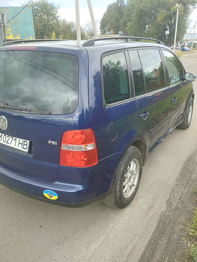 Автомобіль Фольксваген Тауран