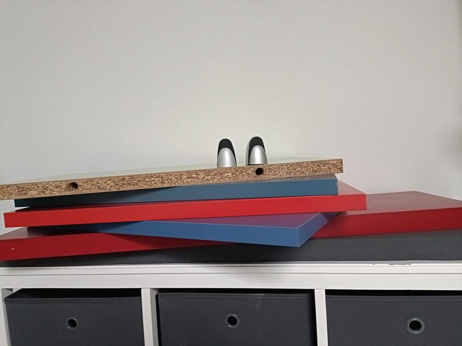 Prateleiras de parede com suportes