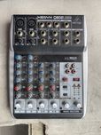 mesa de mistura Behringer Xenyx Q802USB.