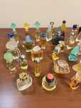 Coleccao de miniaturas de 75 perfumes ( 1,,67 euros cada miniatura )