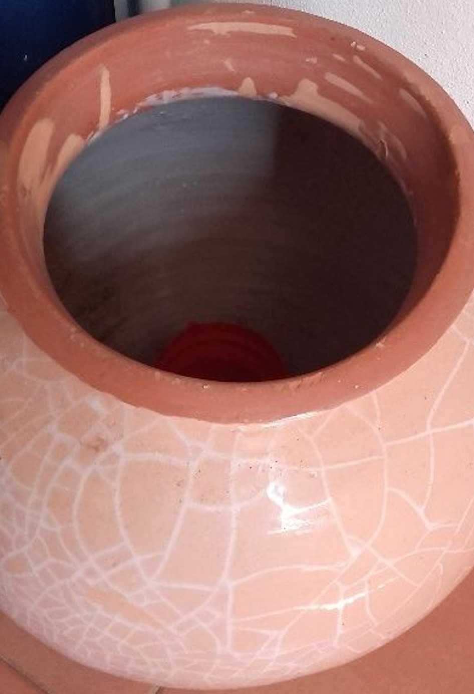 pote de cerâmica vidrado salmão, 40 cms de altura, assinado