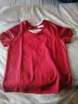 T shirt vermelha com brilho nas mangas