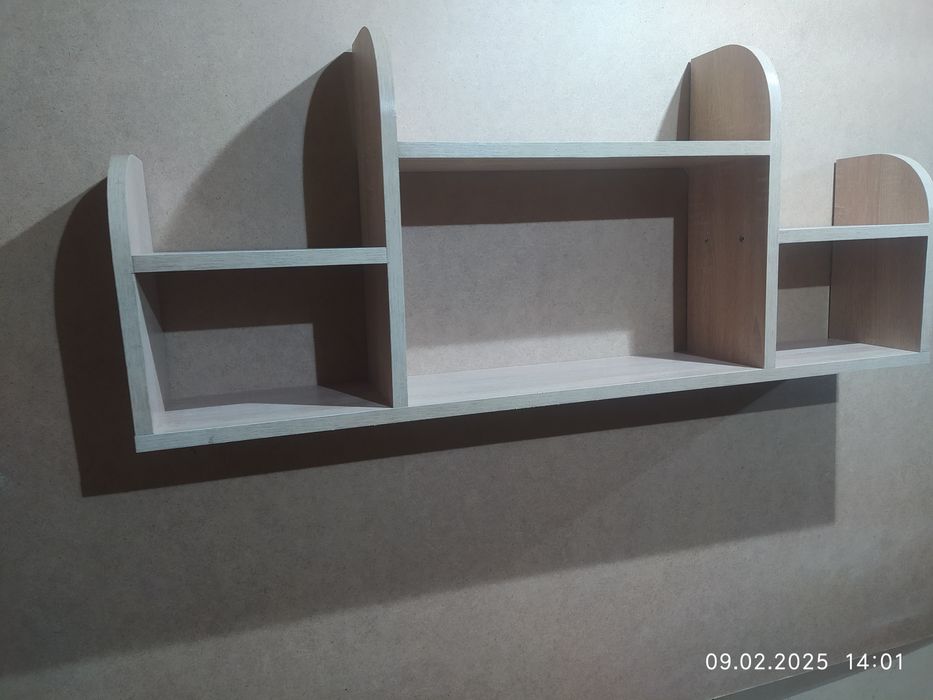 Большая книжная полка.