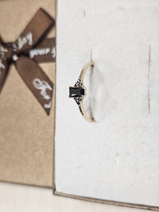 Złoty pierścionek z ONYKSEM MAŁYM PR 585