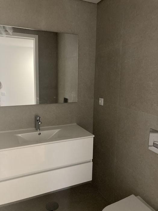 Móvel de casa de banho suspenso com lavatório e torneira — novo