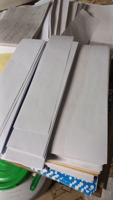 Обрізки смужки газетного і офсетного паперу