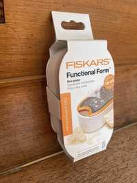 Терка с контейнером Fiskars Functional Form