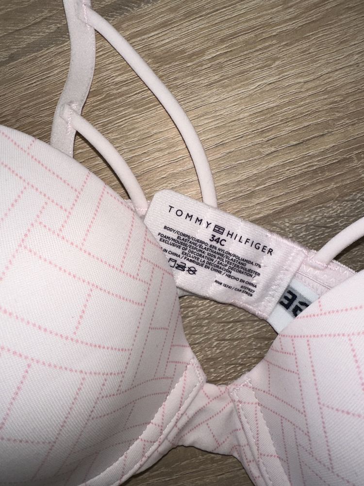 Pudrowy biustonosz Tommy Hilfiger r34C