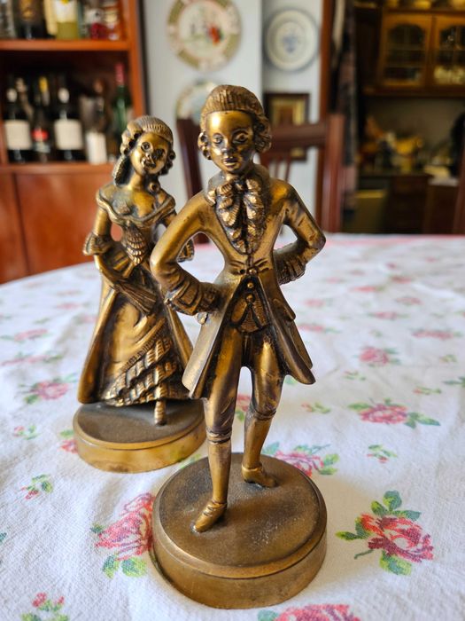 2 estátuas - Homem e Mulher antigo em latão