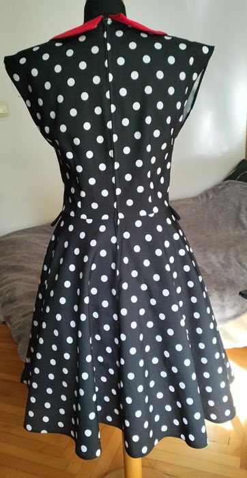 Sukienka w grochy z czerwonym kołnierzykiem