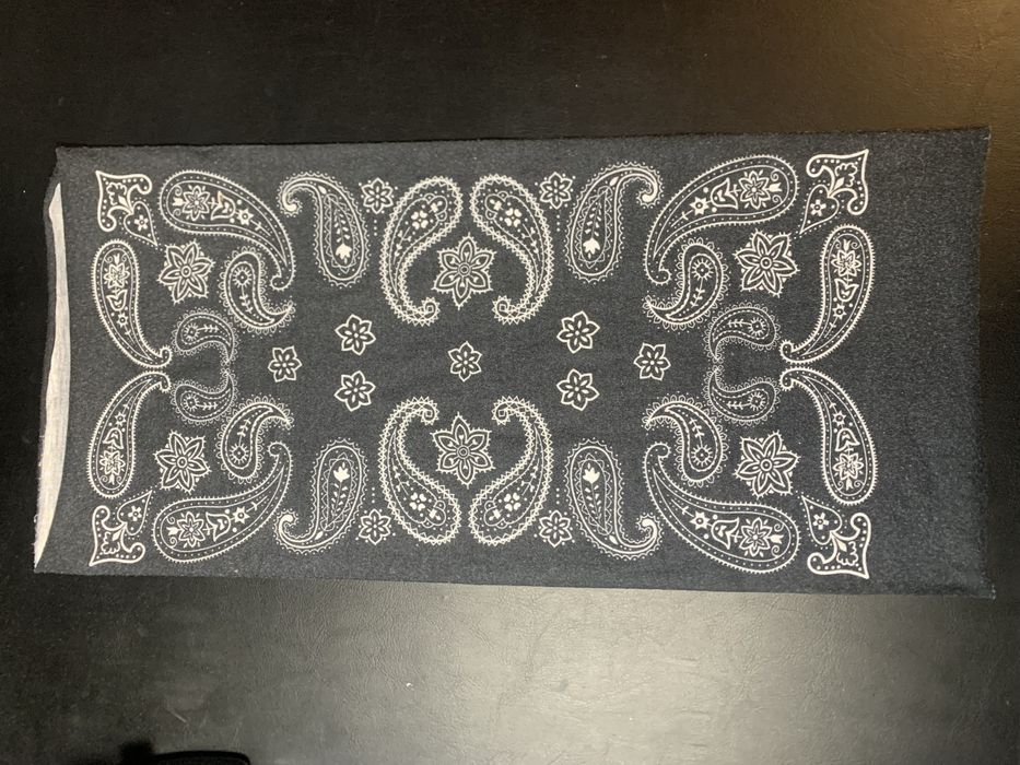 Gola preta com padrão