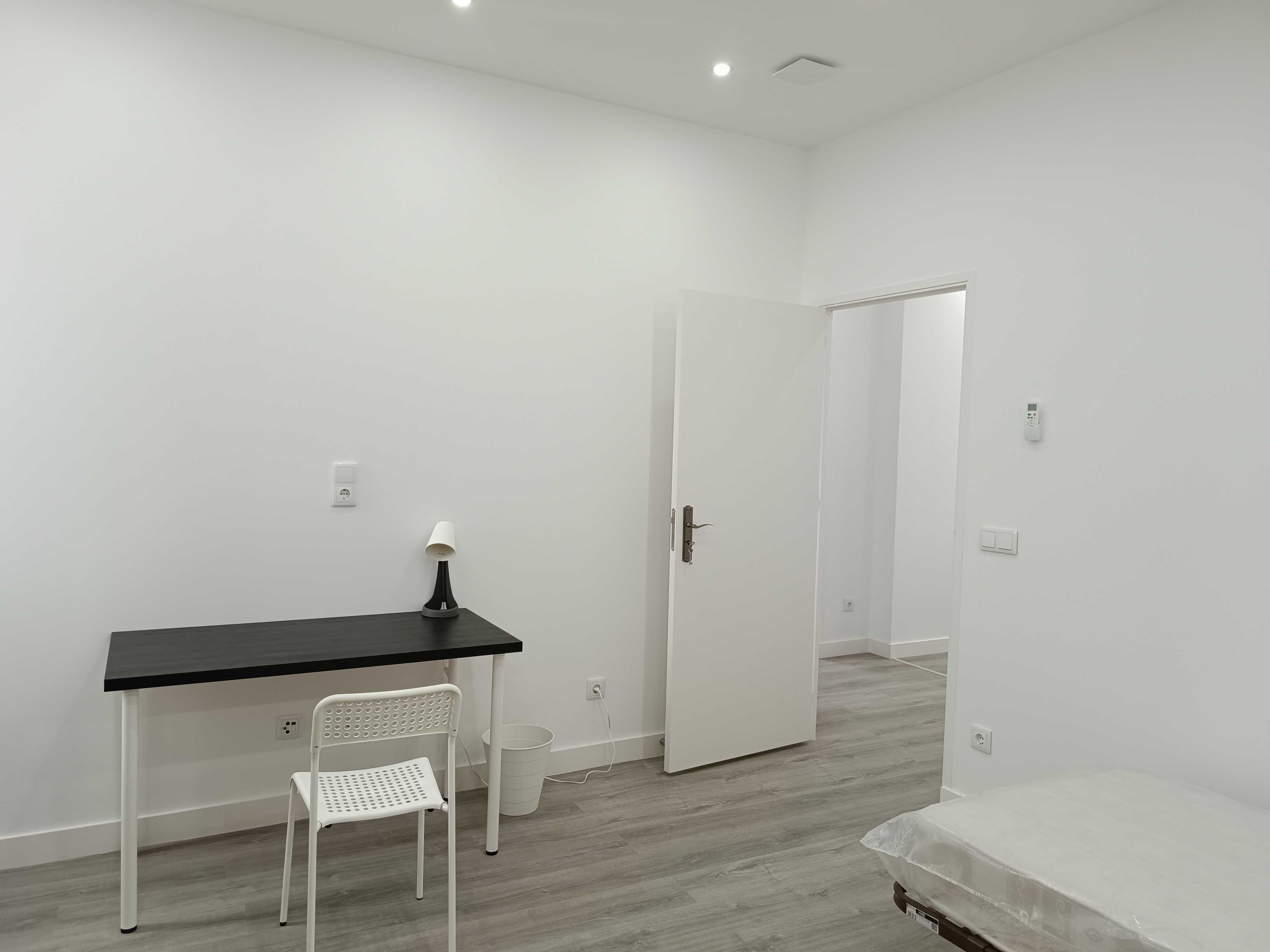 Quarto individual estudante em casa nova