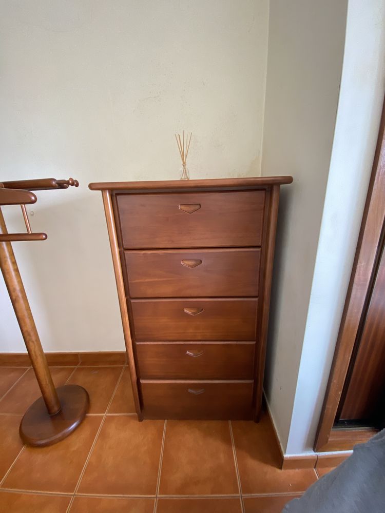 Cómoda de roupa castanha