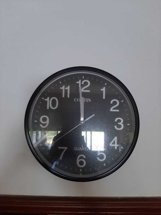 Relógio de parede circular preto