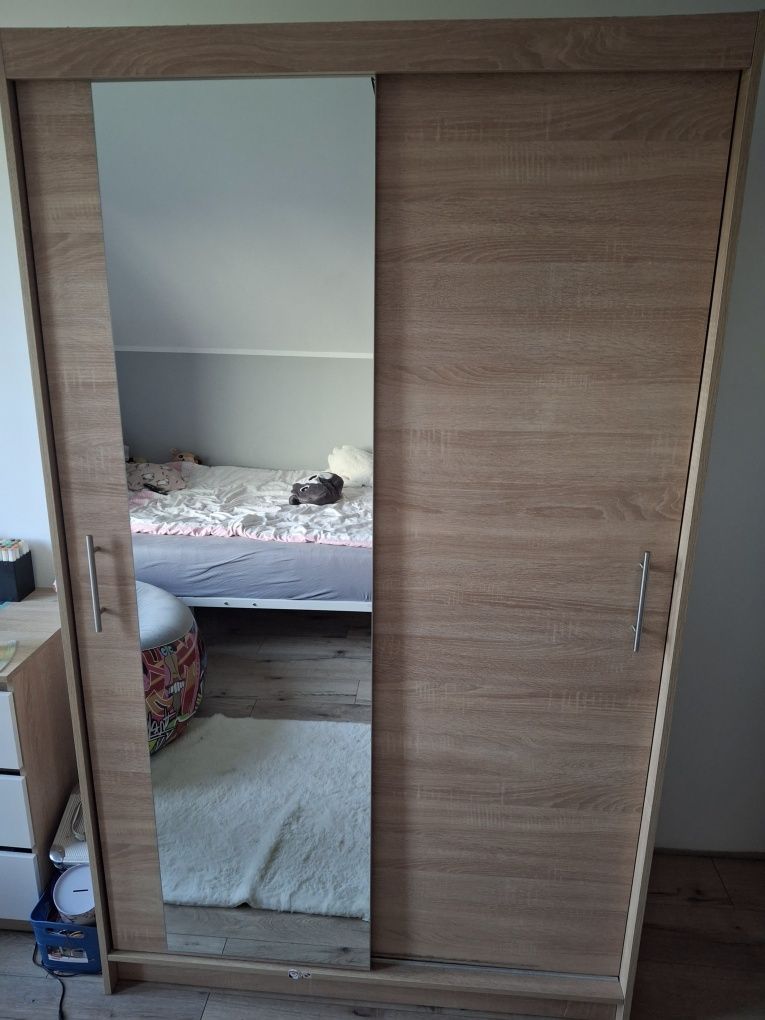 Szafa przesuwna z lustrem