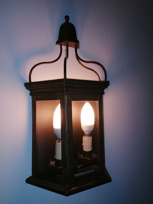 Candeeiro de parede em metal