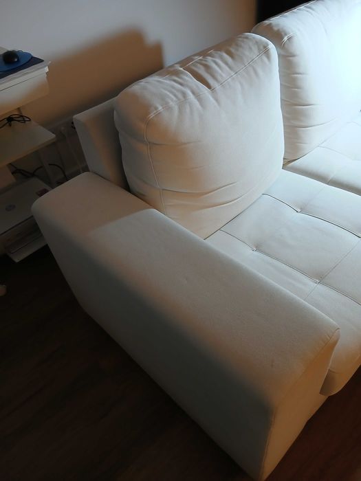 Sofá branco de dois lugares