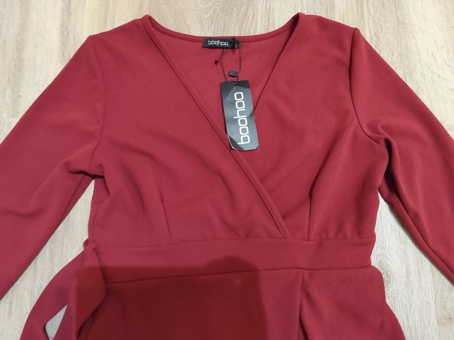 Elegancka sukienka falbanki święta Boohoo 38