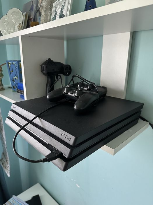 Sony PlayStation 4 Pro з двома джойстиками