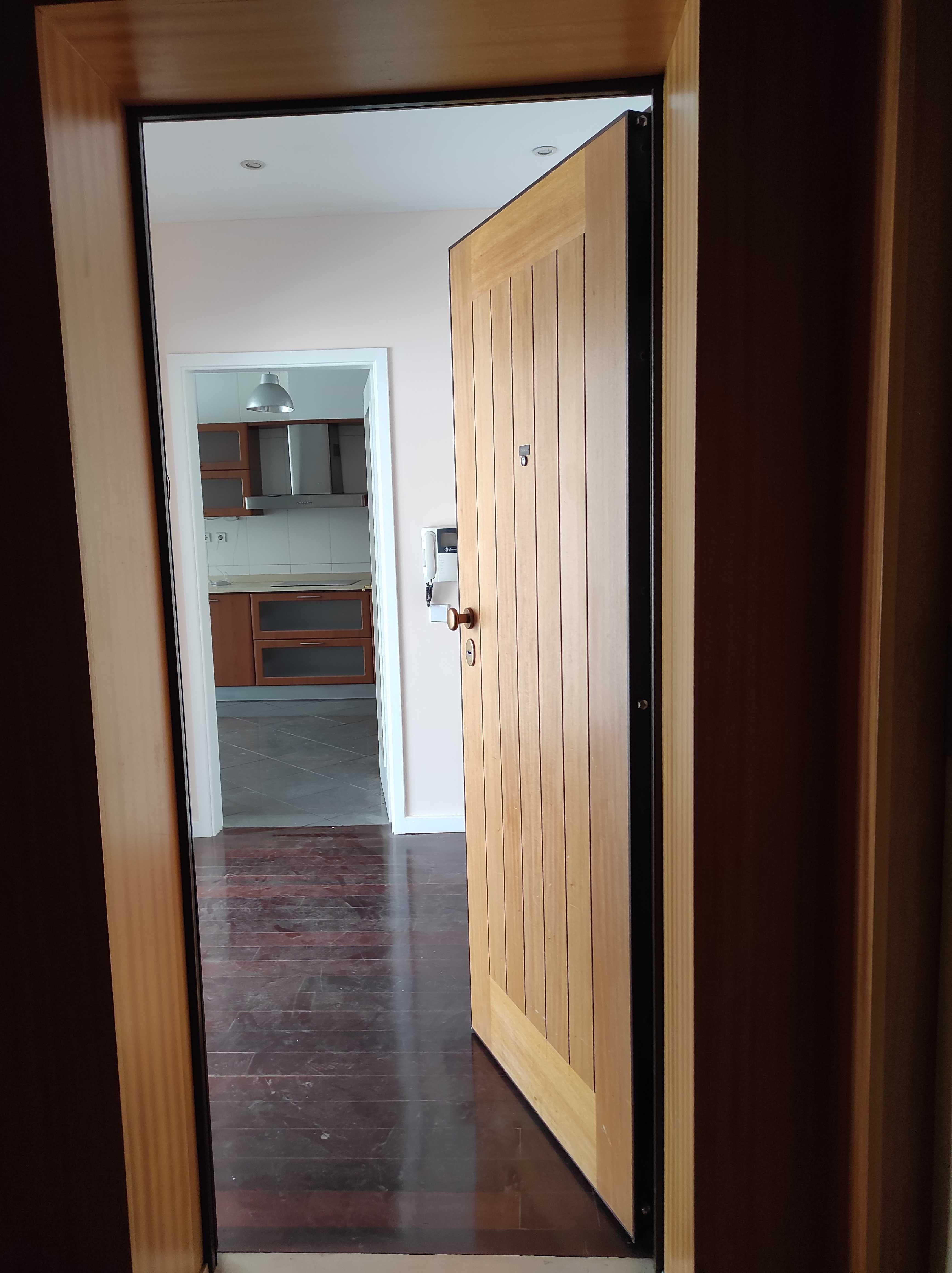 Arrenda apartamento T3 Costa junto ao parque da cidade