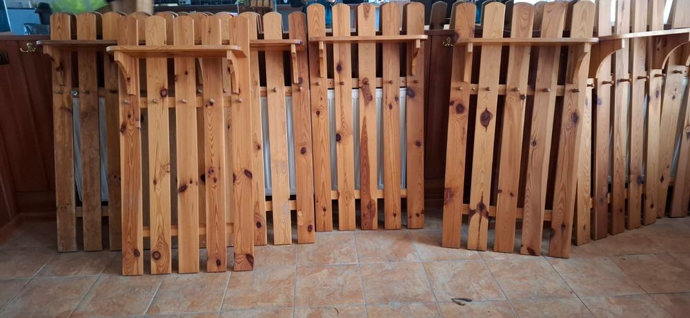 Wieszak sosnowy z półką