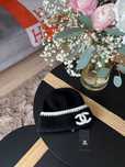 Czapka wełniana Chanel – czarna z białym logo