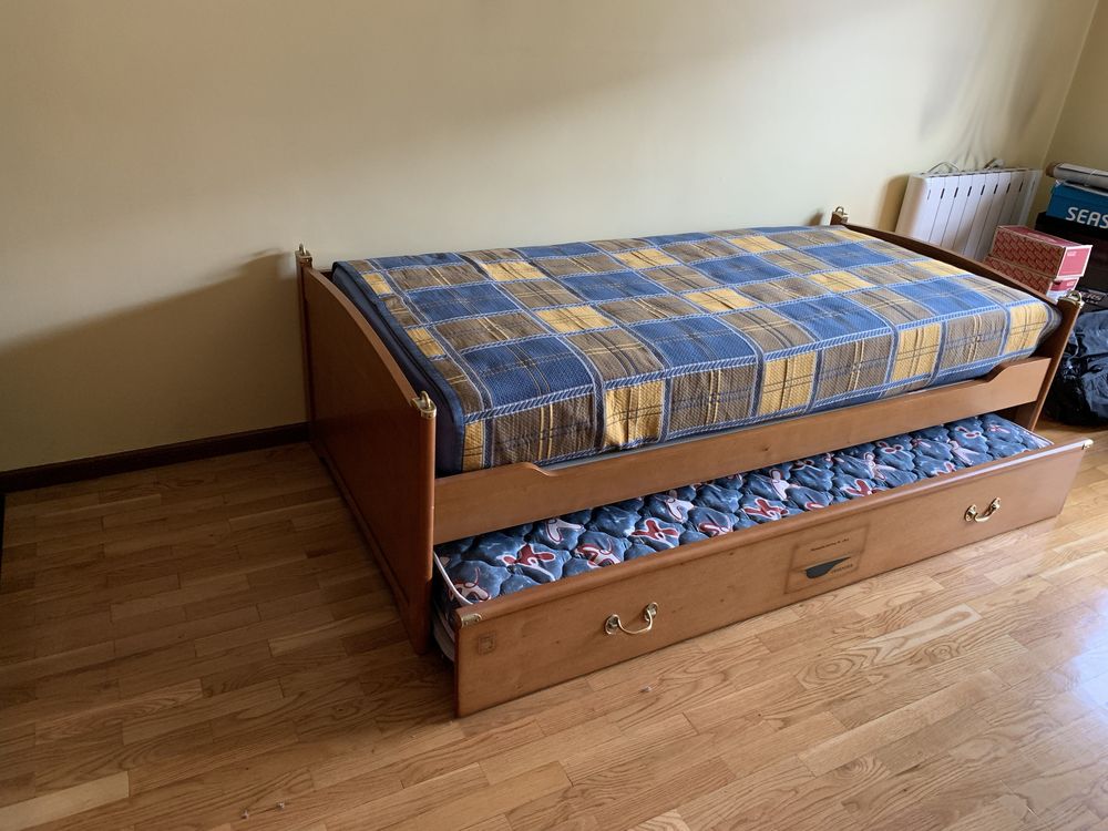 Quarto completo com 2 camas + secretária