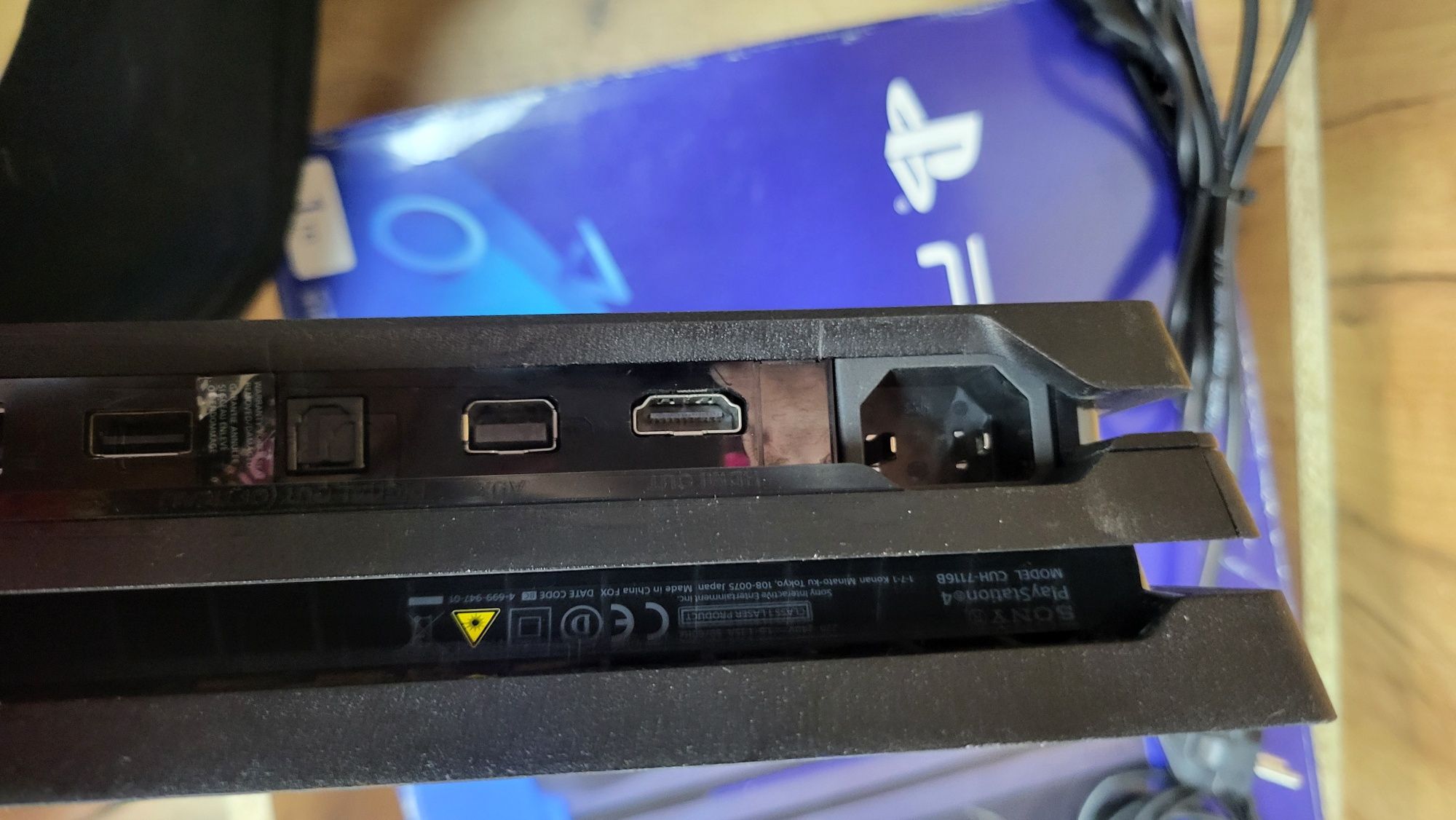 Sony PlayStation 4 pro 1 тб  2 джойстика.