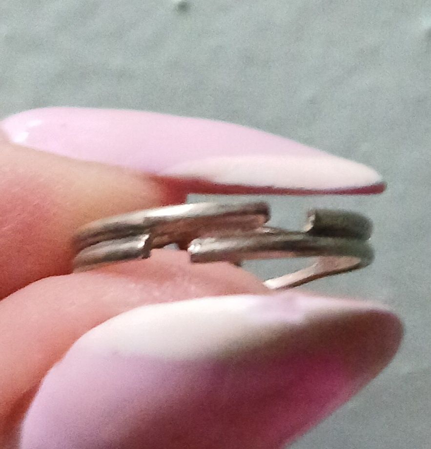 Серебрянные серёжки, детские колечки, браслеты белого металла.