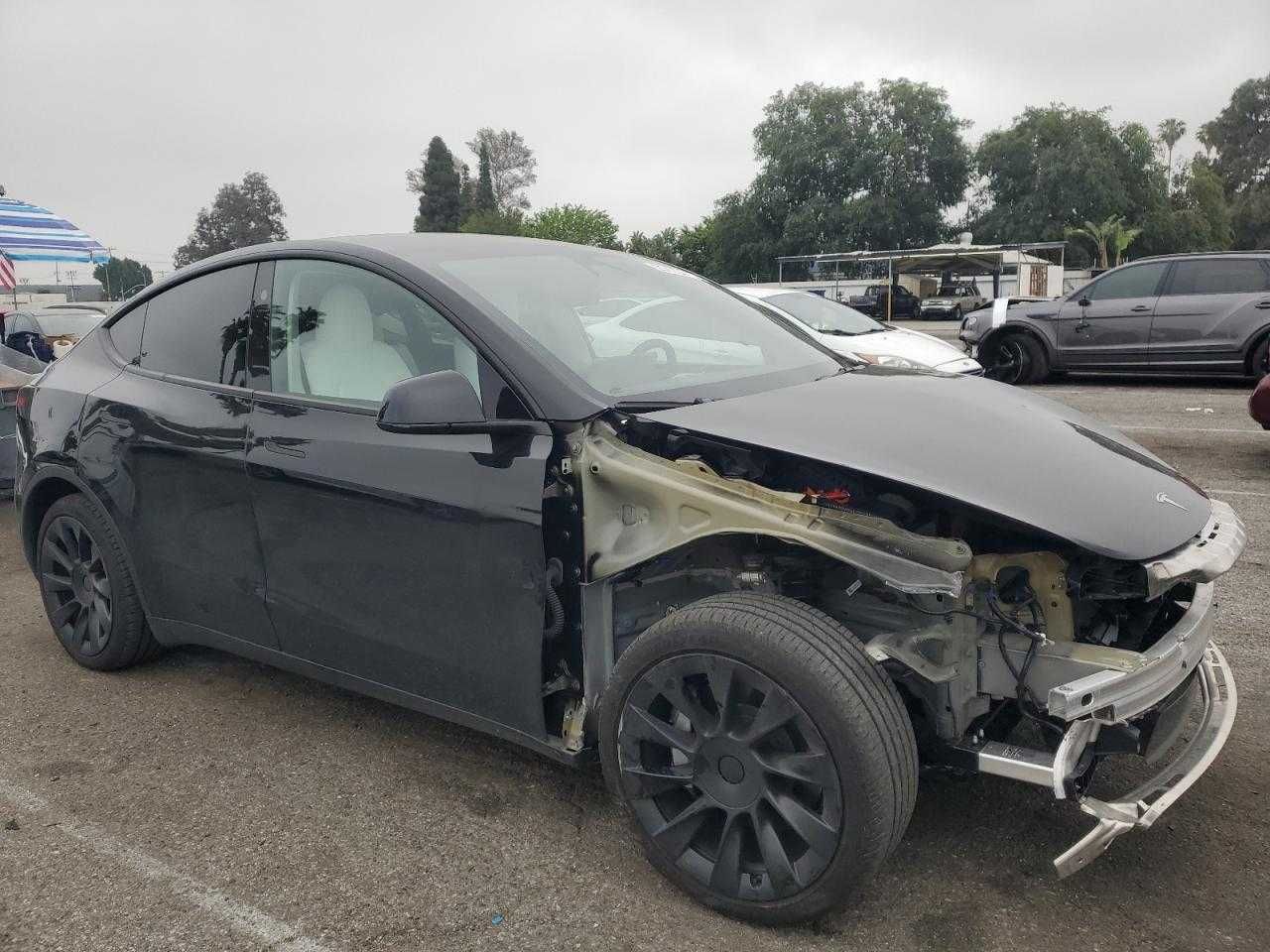 Tesla Model Y 2024 RWD 3/24 в дорозі