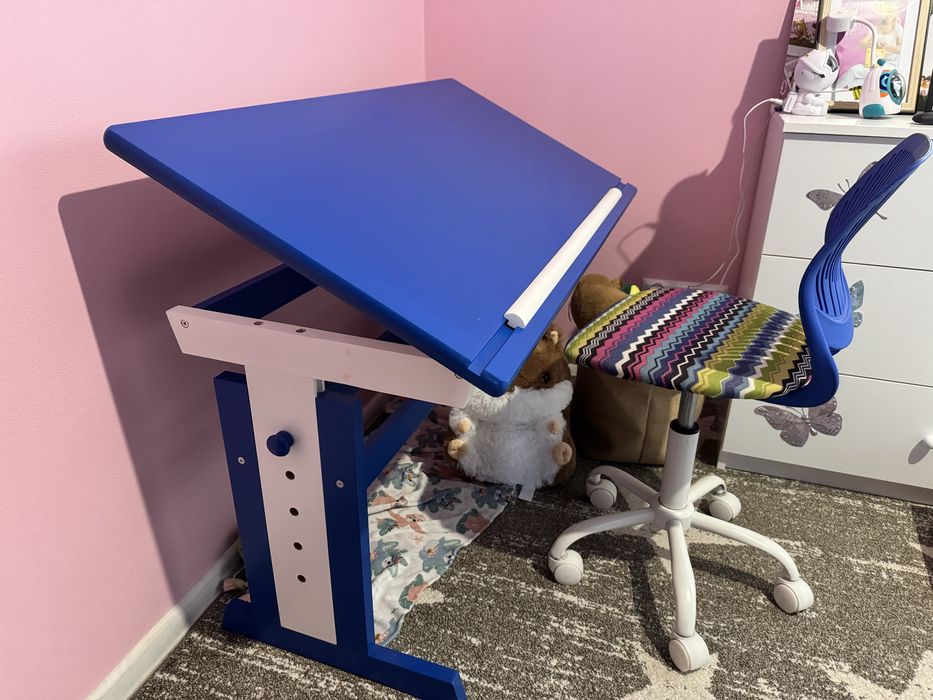 Biurko dzieciece z regulowanym blatem wraz z krzeselkiem