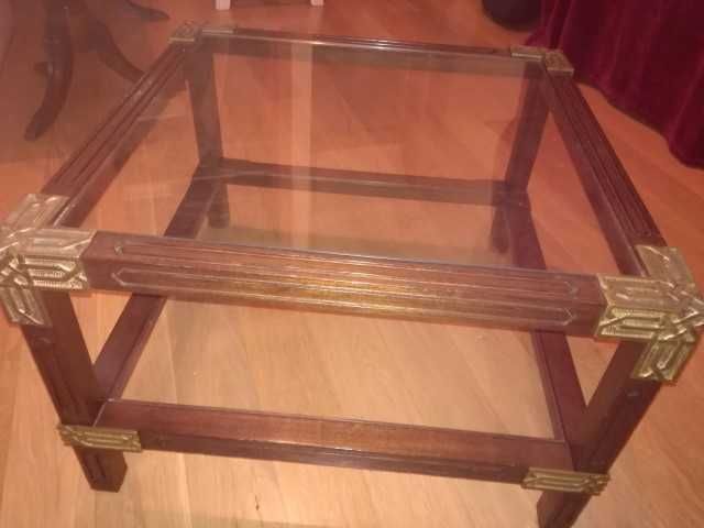 Bonita Mesa de Centro/Apoio em madeira e vidro com aplicações em latão