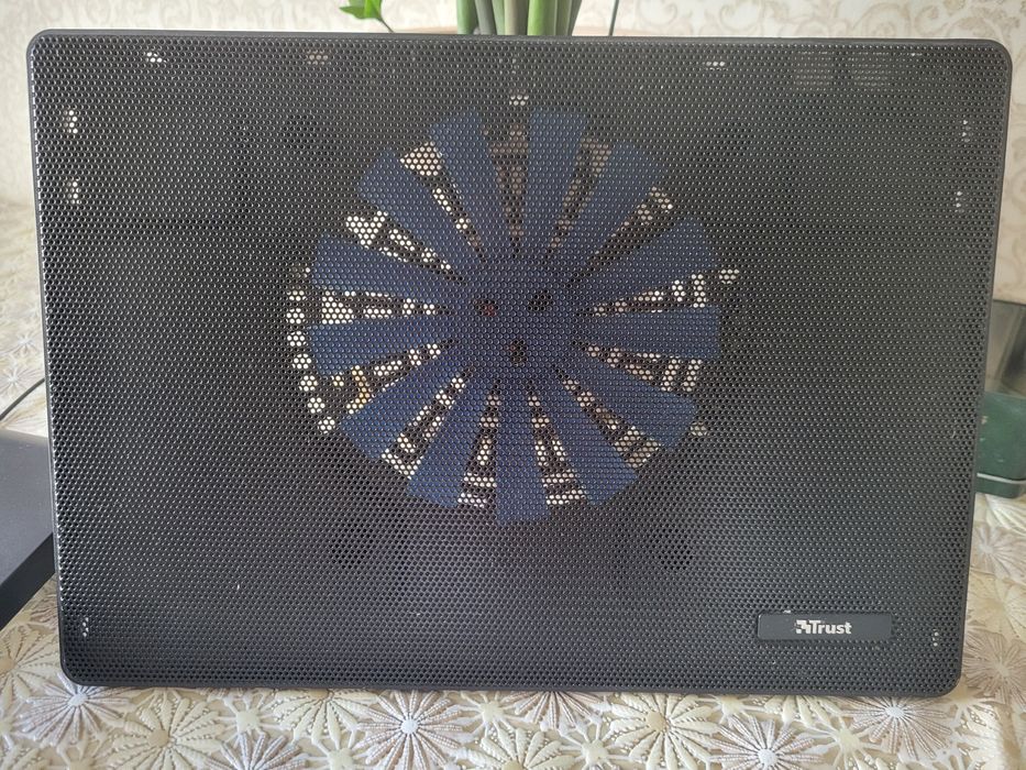 Охлаждающей подставка для ноутбука.