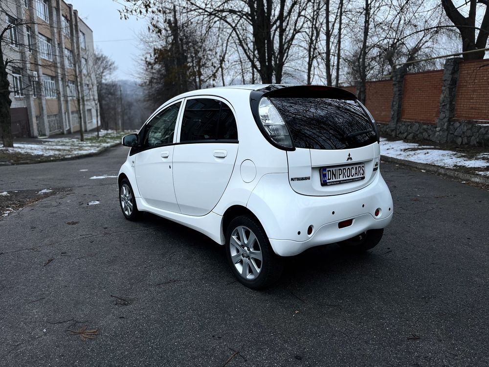 Mitsubishi I-miev 2011 нлектромобиль не Zoe Leaf