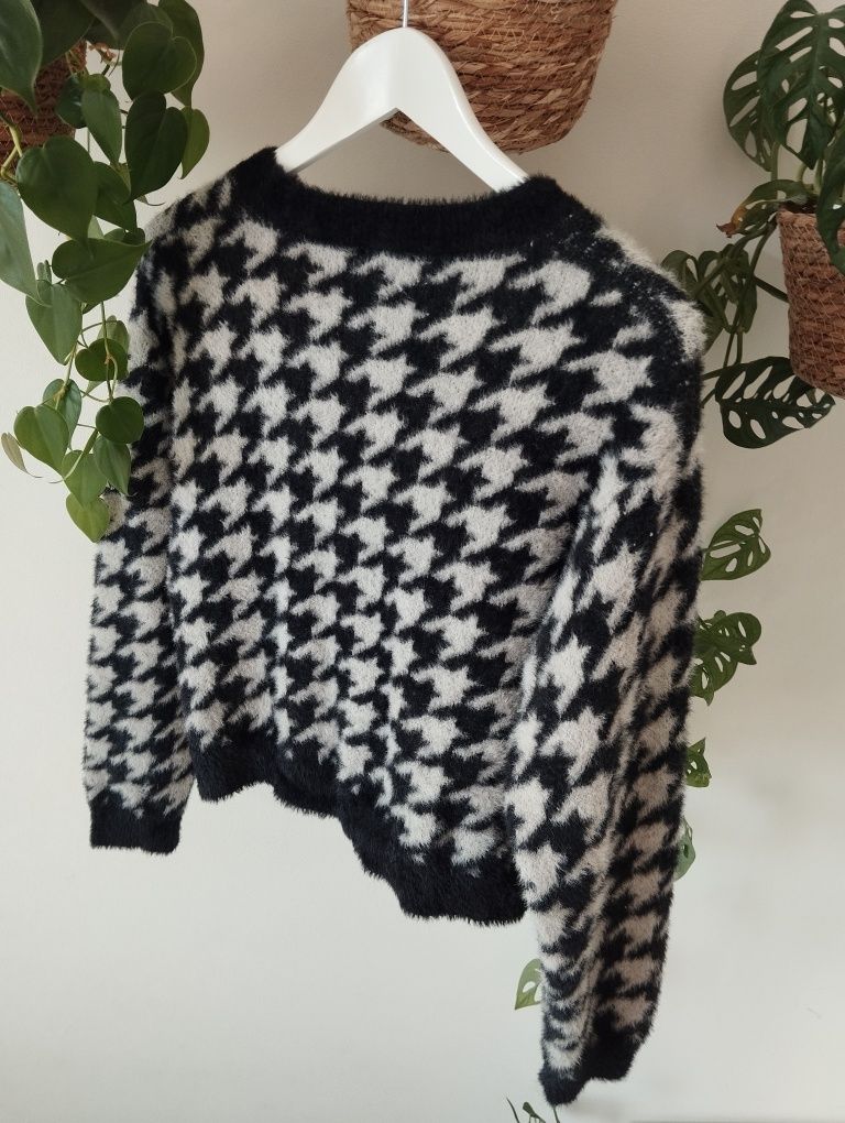 Włochaty sweter w pepitkę, czarno- szary r. S/M Lindex