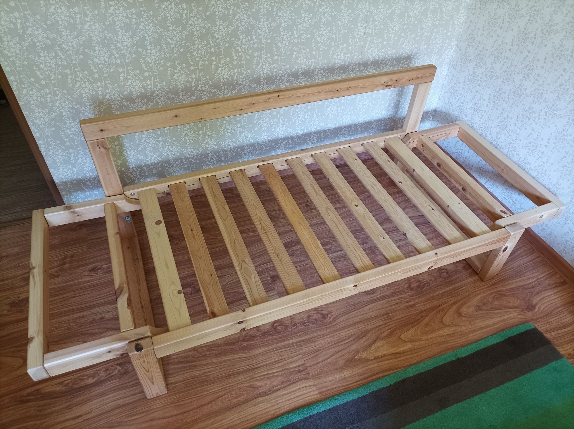 Rozkładana sofa w skandynawskim stylu z wygodnym, naturalnym materacem