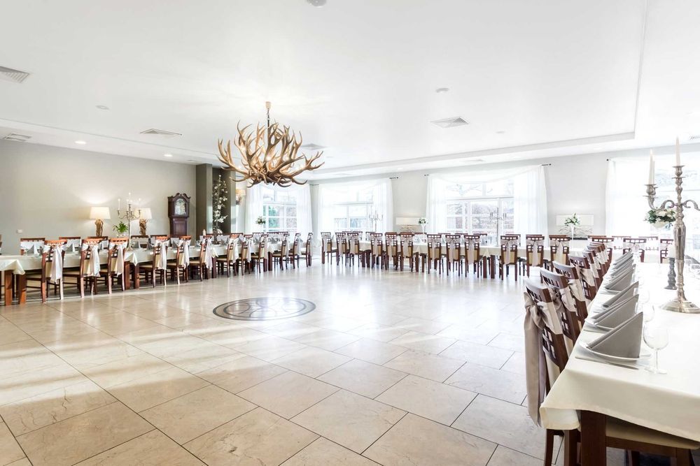 Elegancka przestrzeń do wynajęcia w dworku z trasem i ogrodem