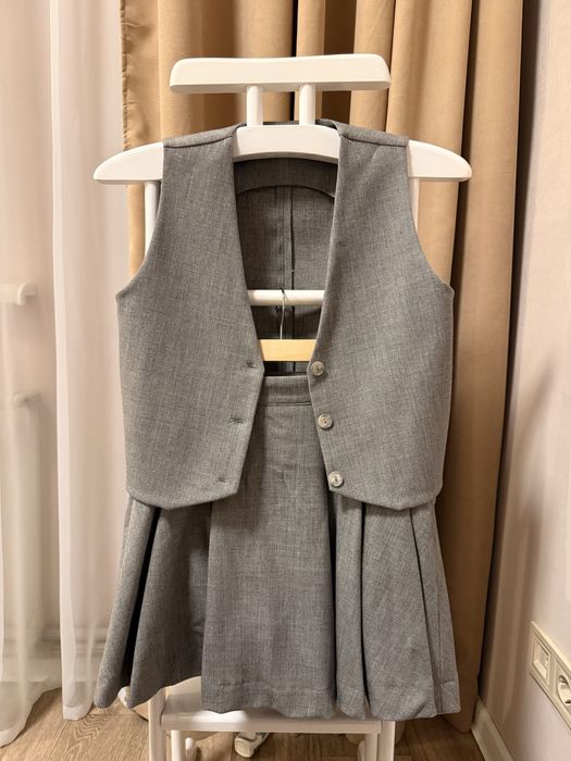 Костюм сірий (жилет та спідниця) S