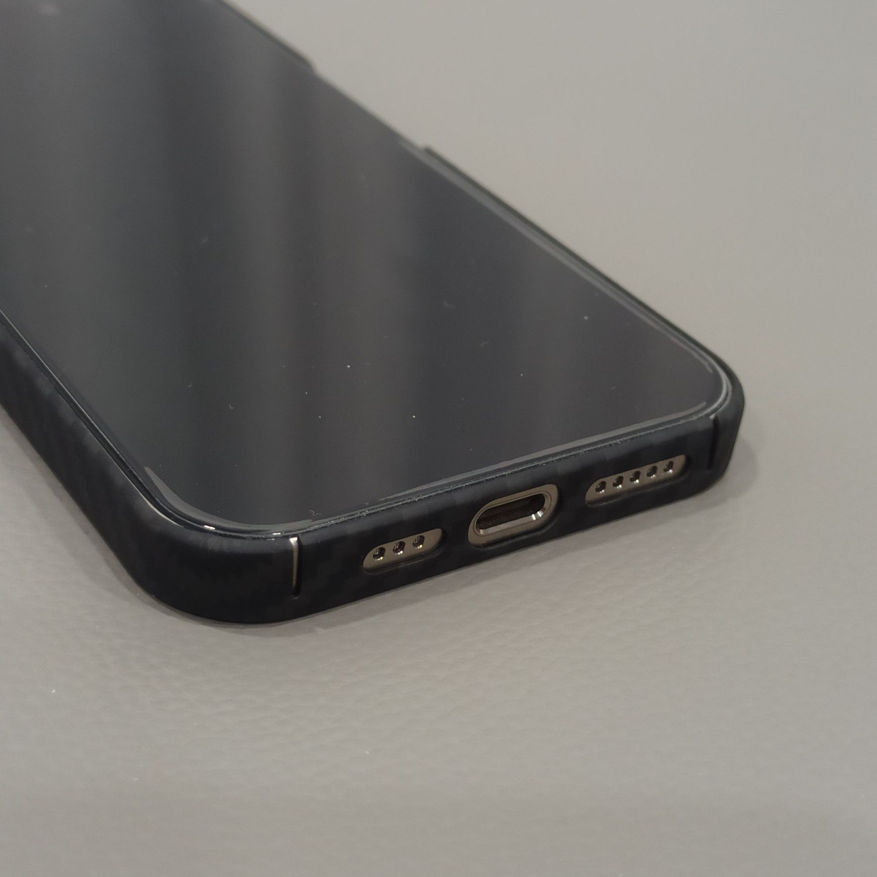 Ультратонкий карбоновый чехол iPhone 15 Pro
