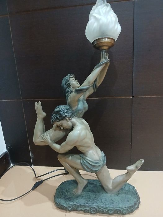 Estatueta candeeiro + estatuetas decorativas + estatueta religiosa