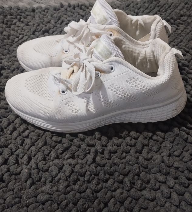 Кросівки спортивні .